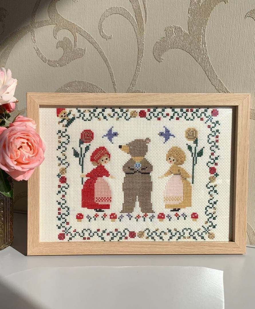 ハンドメイド　クロスステッチ完成品　しらゆきとべにばら　くま　刺繍