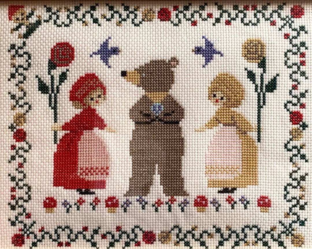 ハンドメイド　クロスステッチ完成品　しらゆきとべにばら　くま　刺繍