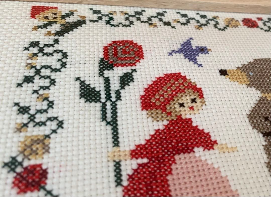 ハンドメイド　クロスステッチ完成品　しらゆきとべにばら　くま　刺繍