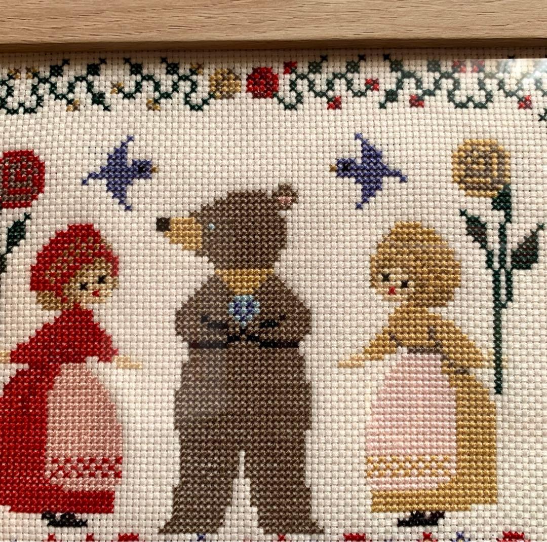 ハンドメイド　クロスステッチ完成品　しらゆきとべにばら　くま　刺繍