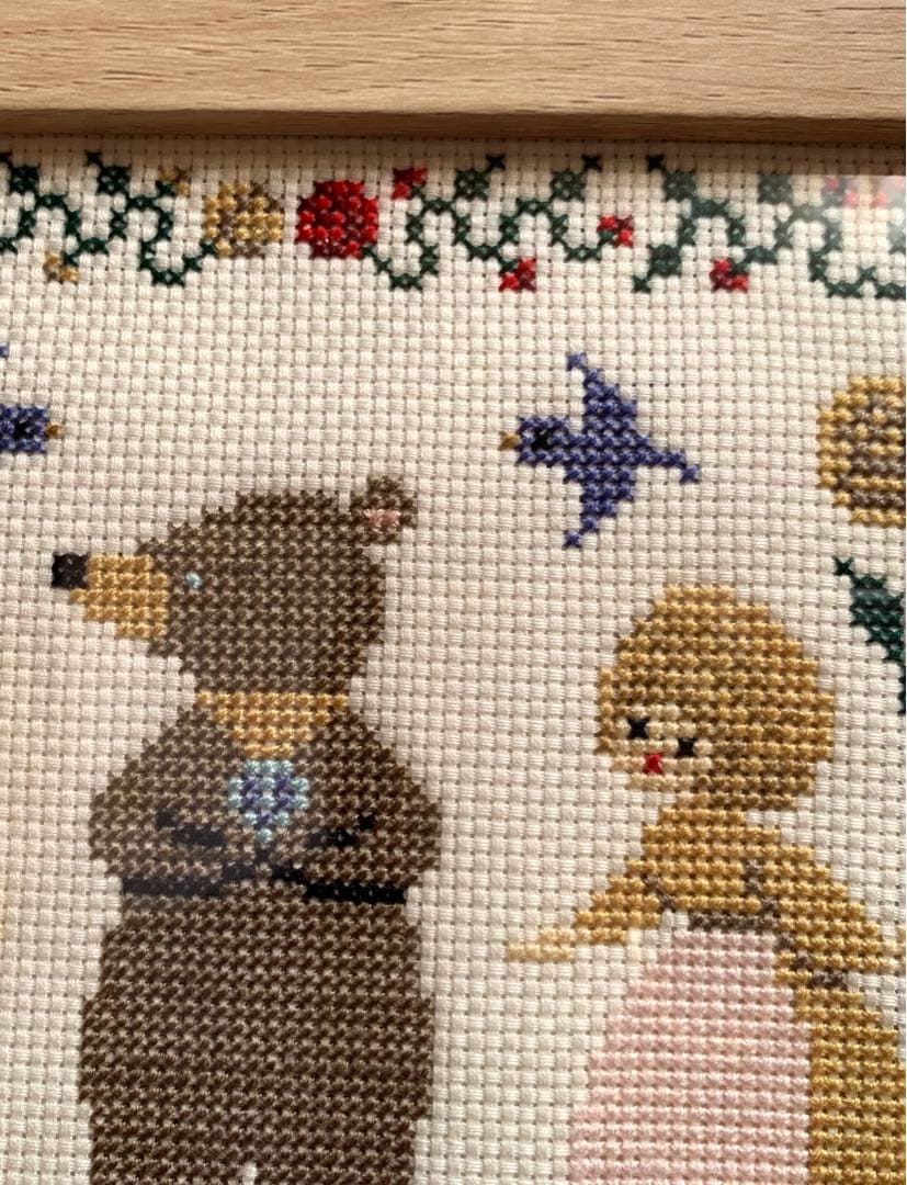 ハンドメイド　クロスステッチ完成品　しらゆきとべにばら　くま　刺繍