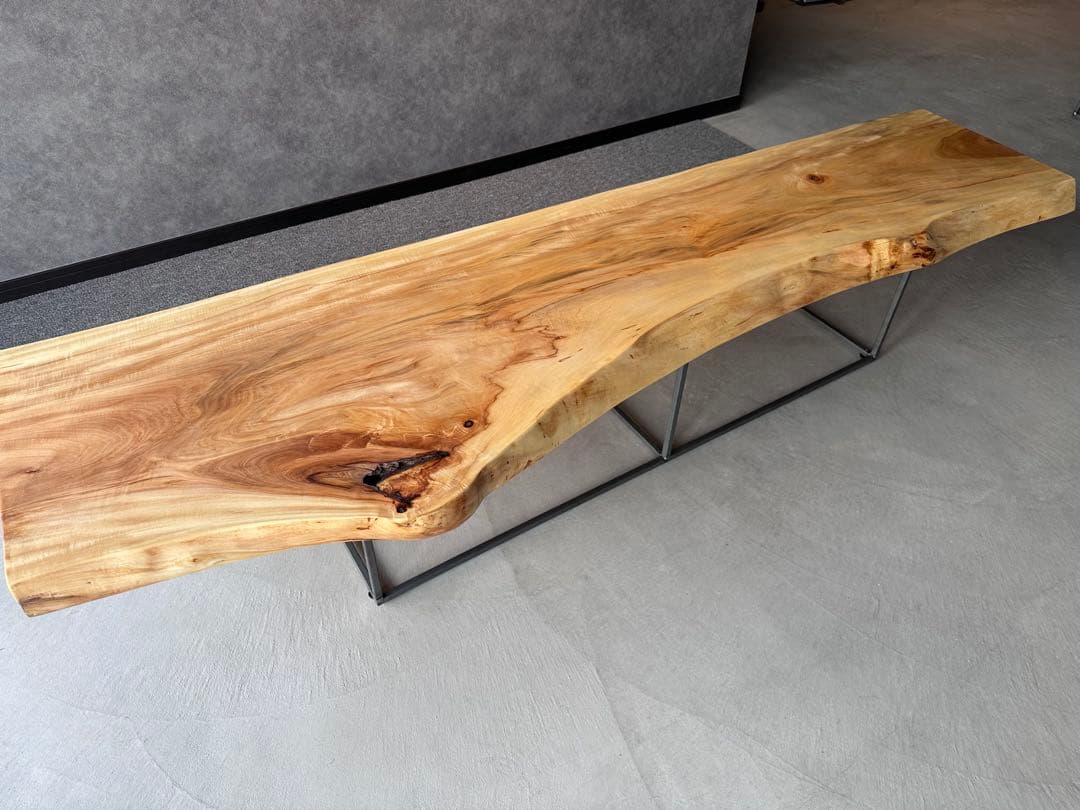 栃（トチ）　一枚板　テーブル　ベンチ　ディスプレイ　黒皮鉄脚　店舗什器　カフェ