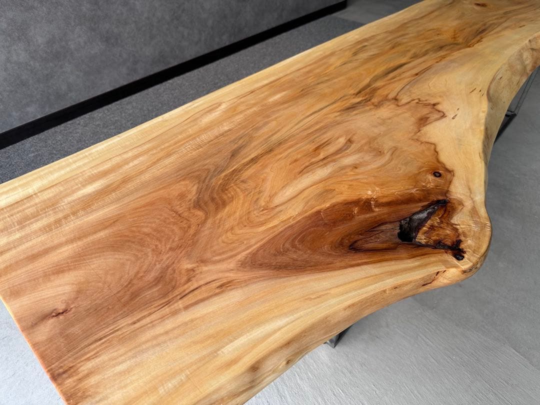 栃（トチ）　一枚板　テーブル　ベンチ　ディスプレイ　黒皮鉄脚　店舗什器　カフェ