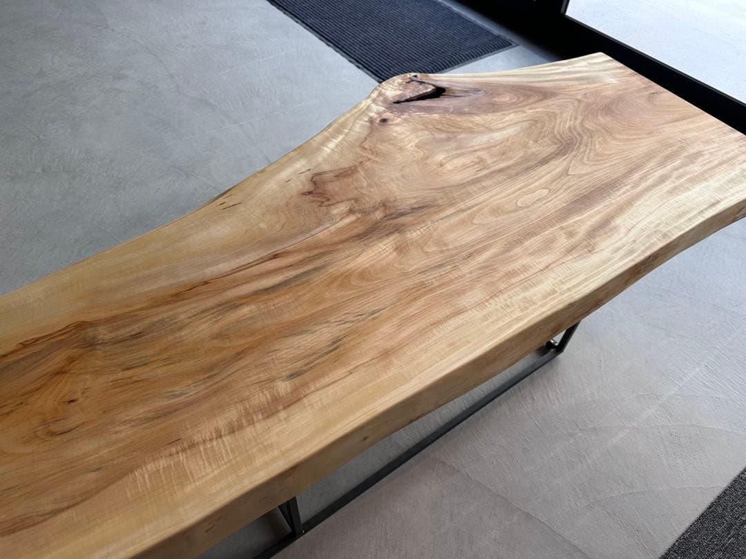 栃（トチ）　一枚板　テーブル　ベンチ　ディスプレイ　黒皮鉄脚　店舗什器　カフェ