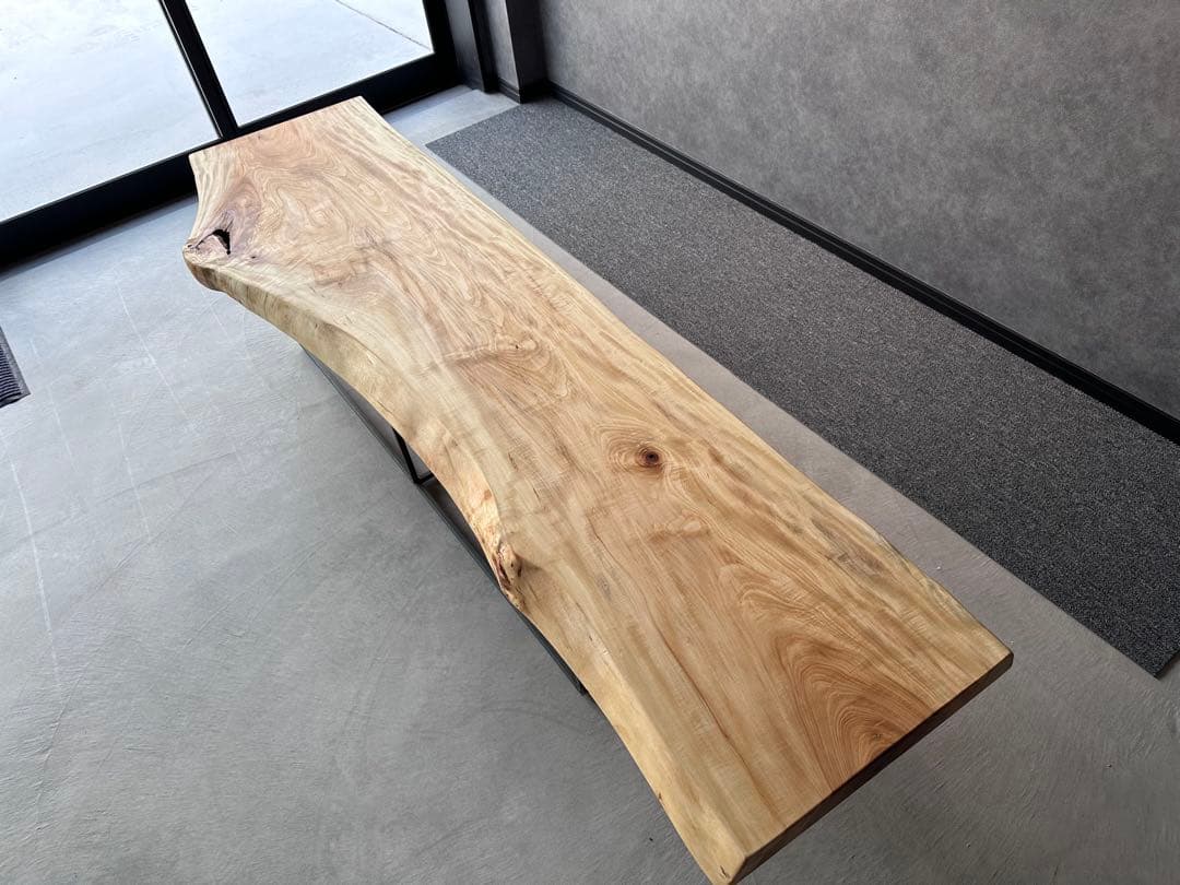 栃（トチ）　一枚板　テーブル　ベンチ　ディスプレイ　黒皮鉄脚　店舗什器　カフェ