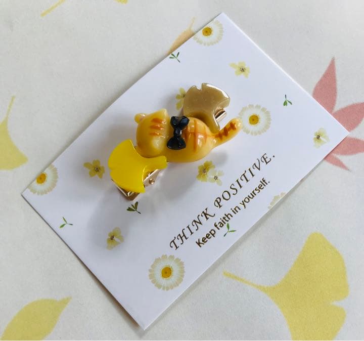 じゃれねこチャンとイチョウの葉　ヘアクリップ　トラネコ