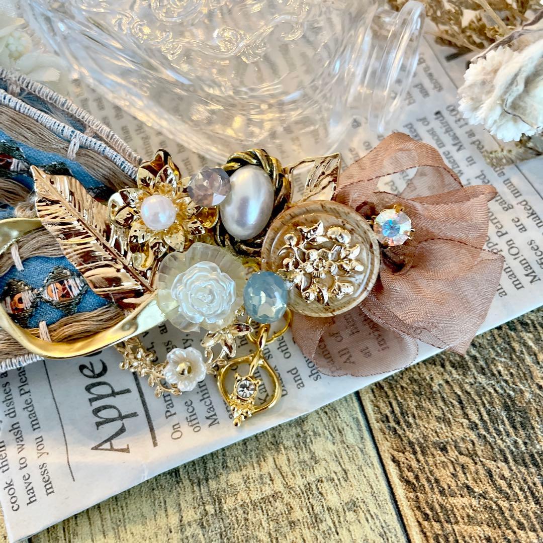 no.156 ハンドメイド　デニム刺繍リボンとビジューの華やかヘアクリップ✩.＊