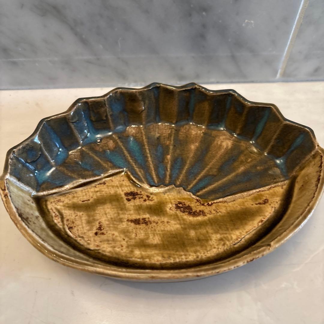 瀬戸焼の名門、五代目 加藤作助による色彩やフォルムが芸術的な黄瀬戸の平皿