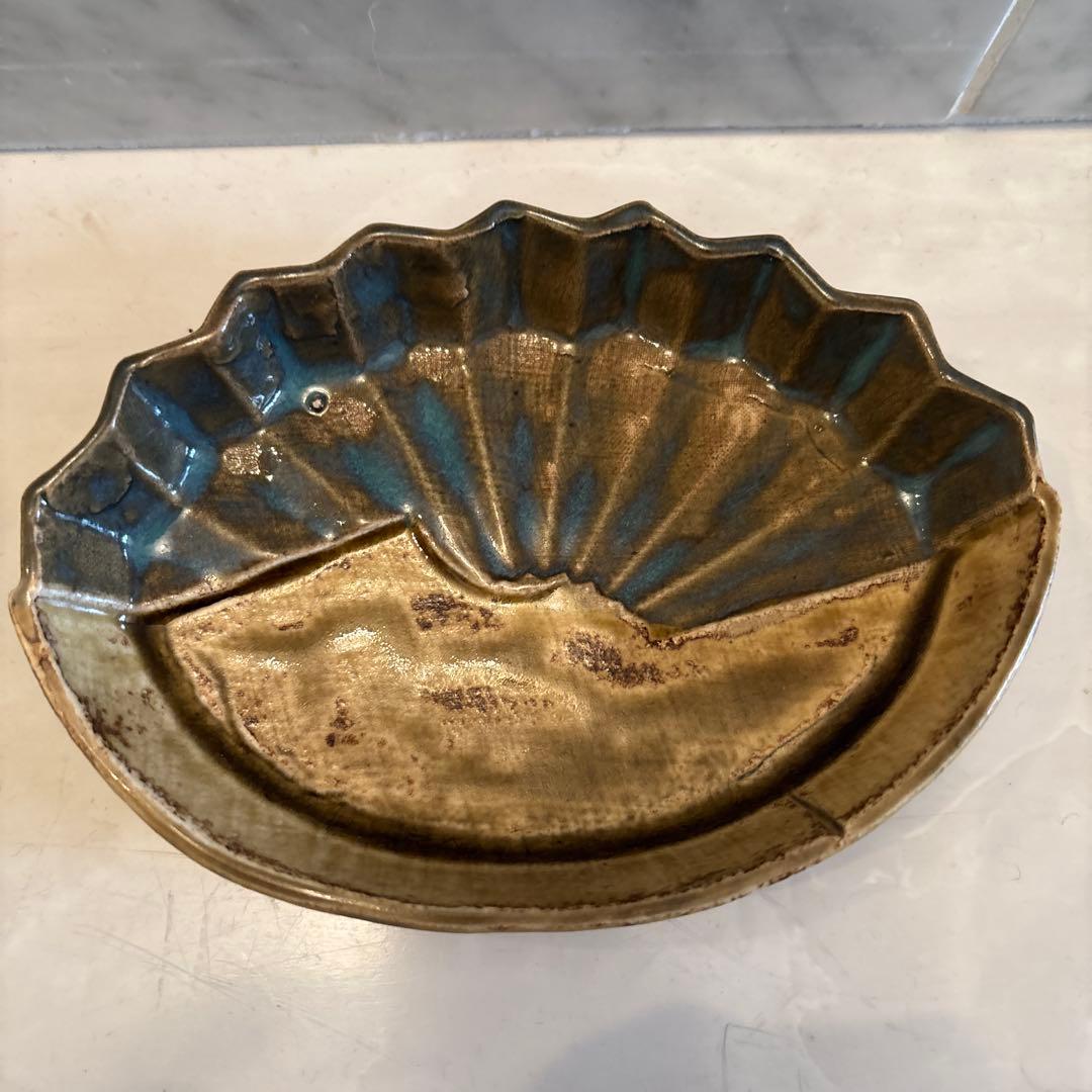 瀬戸焼の名門、五代目 加藤作助による色彩やフォルムが芸術的な黄瀬戸の平皿