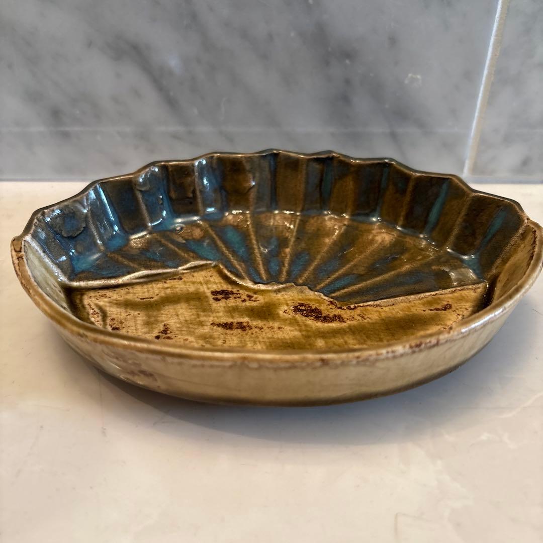 瀬戸焼の名門、五代目 加藤作助による色彩やフォルムが芸術的な黄瀬戸の平皿