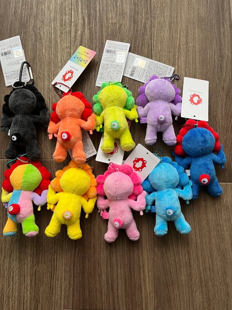 ミャクミャク　推しカラー　ボールチェーン　黒　立ち　レインボー