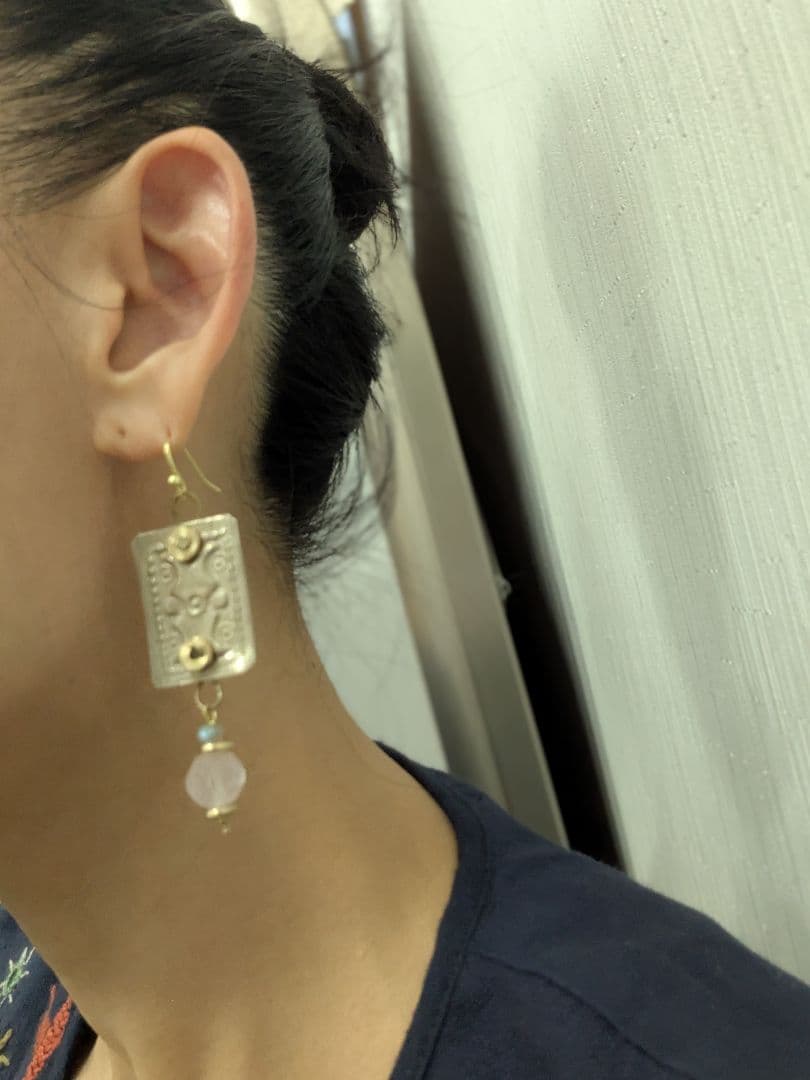 アフガン遊牧民族パーツとローズクォーツ とラブラドライトのピアス。