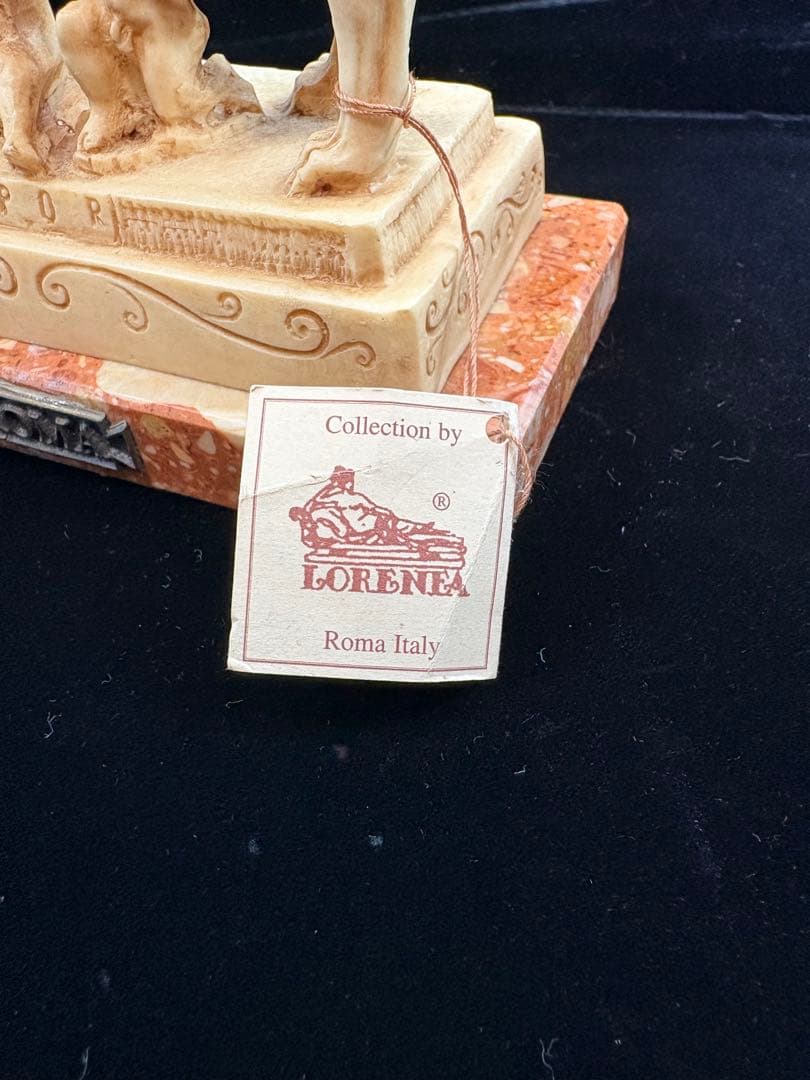 カピトリヌスの雌狼　イタリア　ローマ彫刻　大理石台座付き　ローマ神話　オブジェ