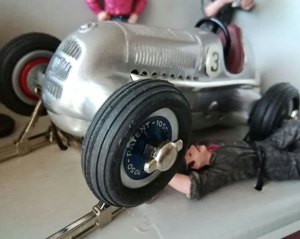 シュコー　メルセデスベンツグランプリ　ピットチームフィギュア付き　Schuco