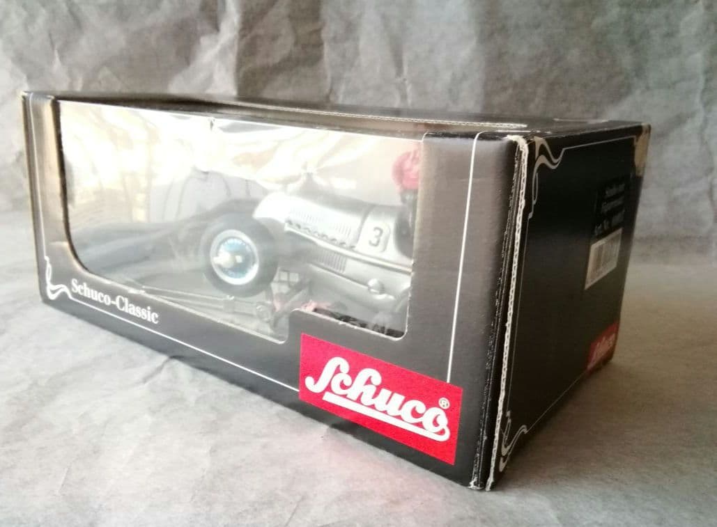 シュコー　メルセデスベンツグランプリ　ピットチームフィギュア付き　Schuco