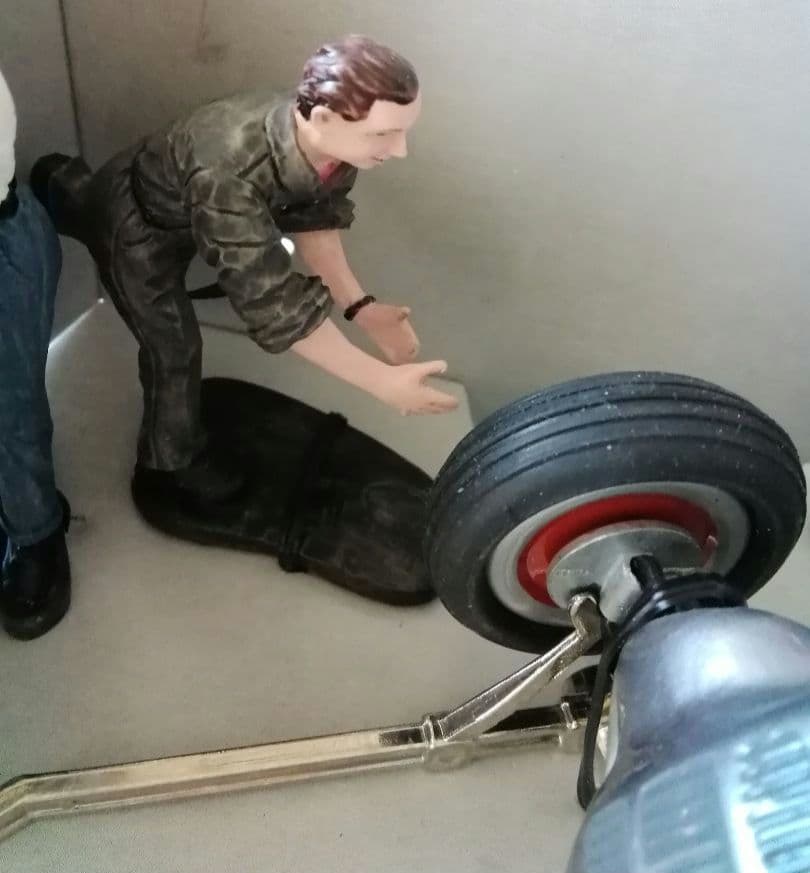 シュコー　メルセデスベンツグランプリ　ピットチームフィギュア付き　Schuco