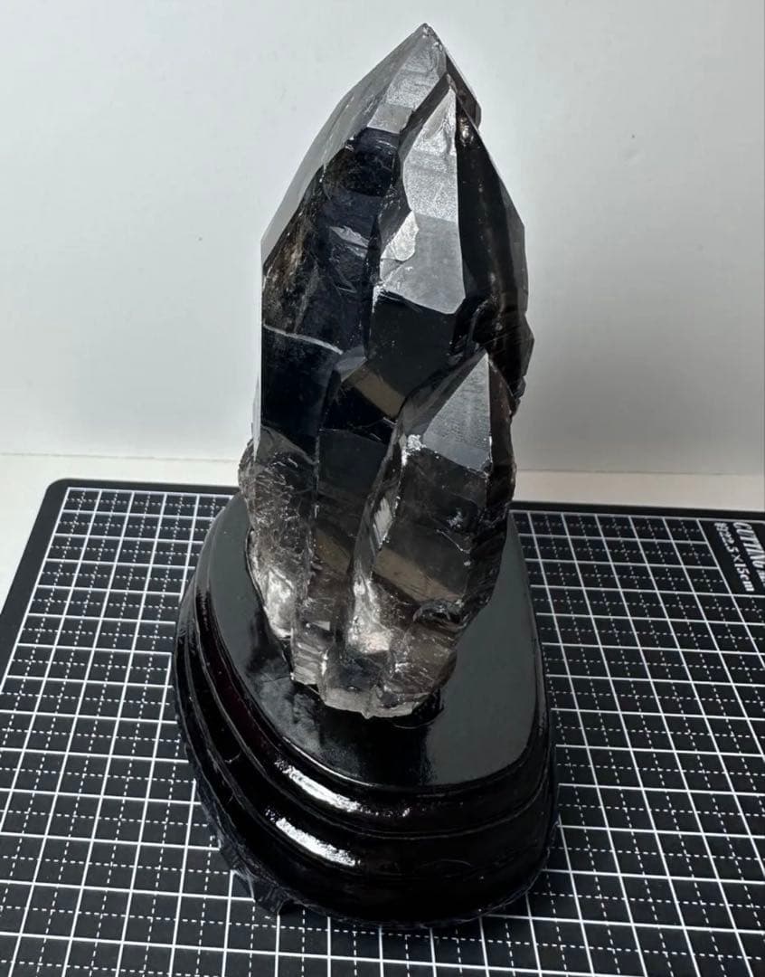 モリオン クラスター 670g 原石 黒水晶 天然石 置物 鑑賞石 魔除け