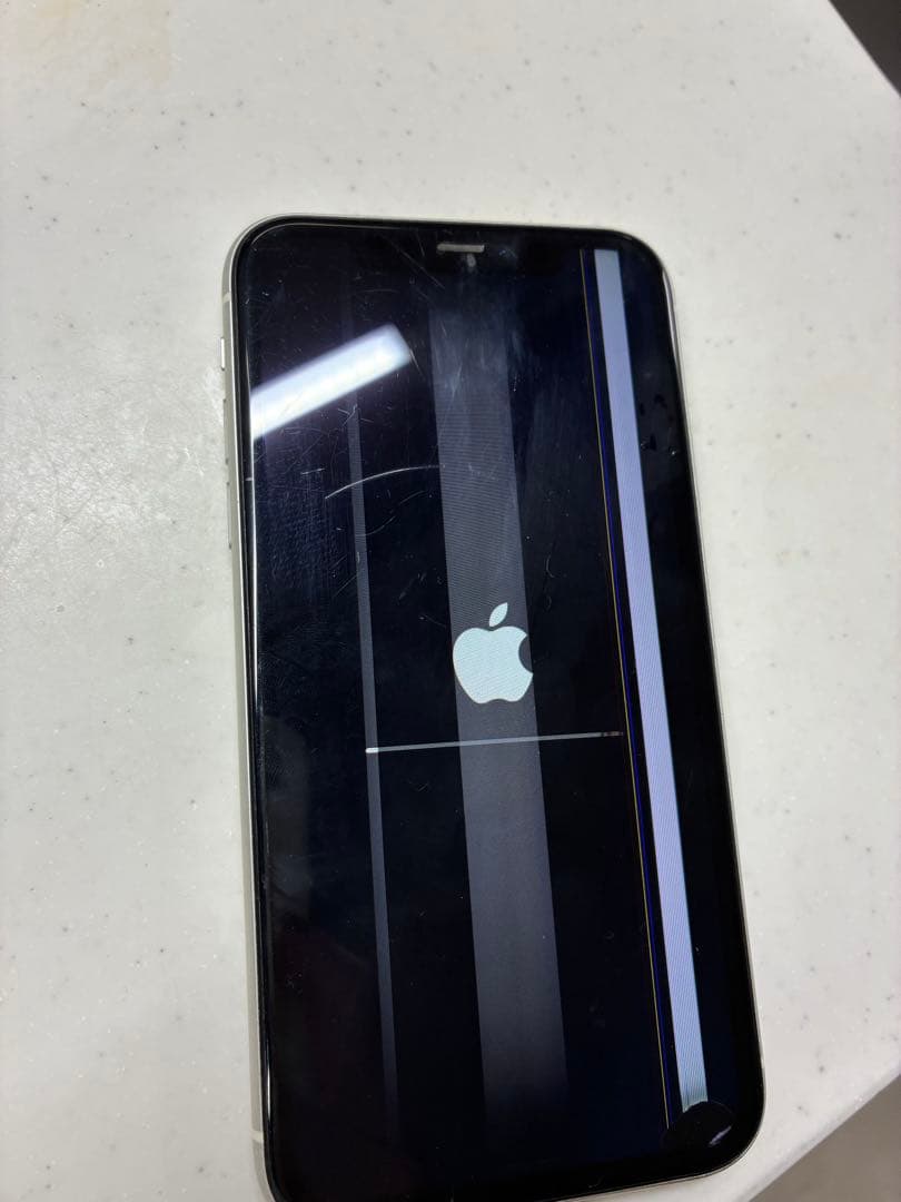 Apple iPhone 11 64GB ホワイト ジャンク 液晶故障 電源OK