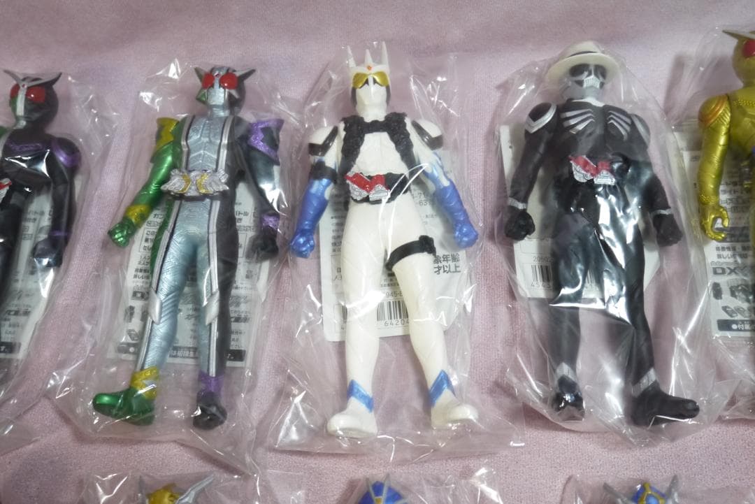 ライダーヒーローシリーズ　ウィザード・ダブルなど　タグ付きソフビ　24体