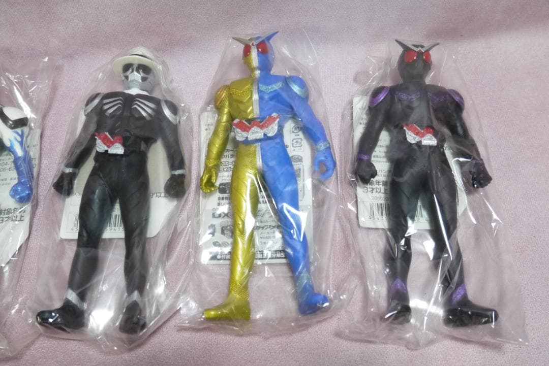 ライダーヒーローシリーズ　ウィザード・ダブルなど　タグ付きソフビ　24体