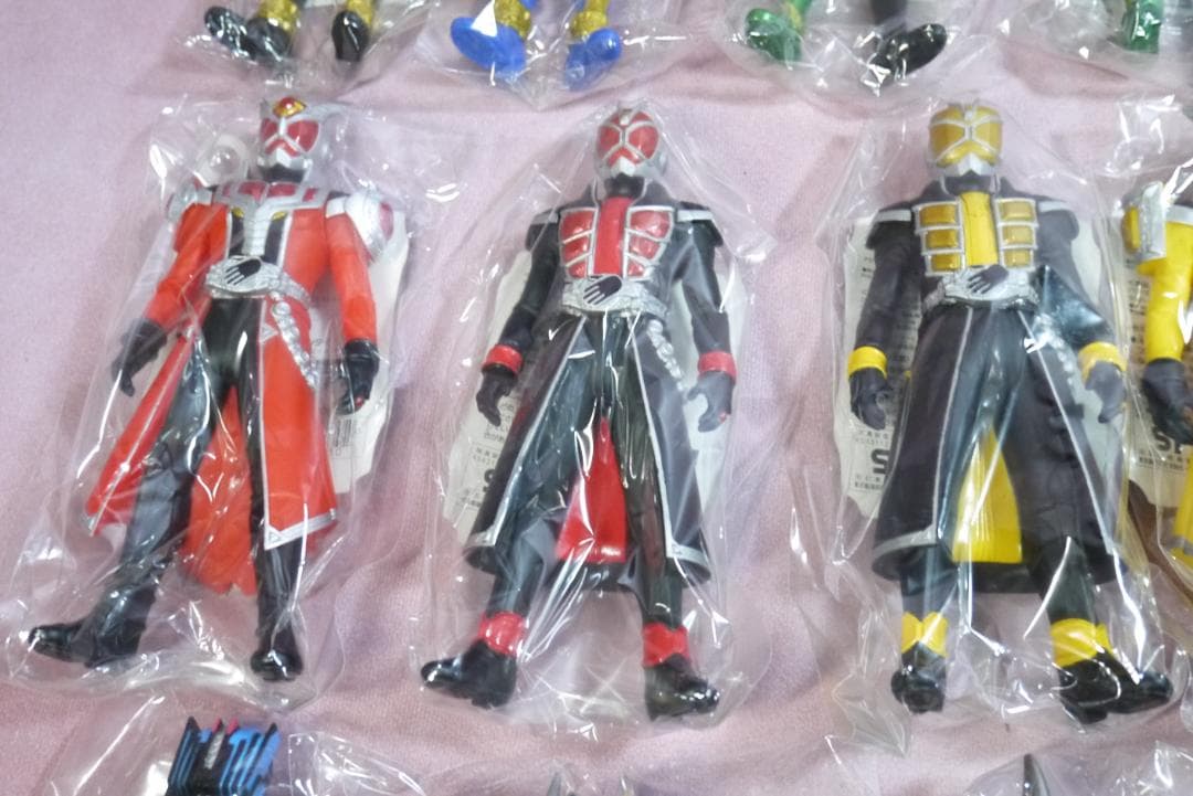 ライダーヒーローシリーズ　ウィザード・ダブルなど　タグ付きソフビ　24体