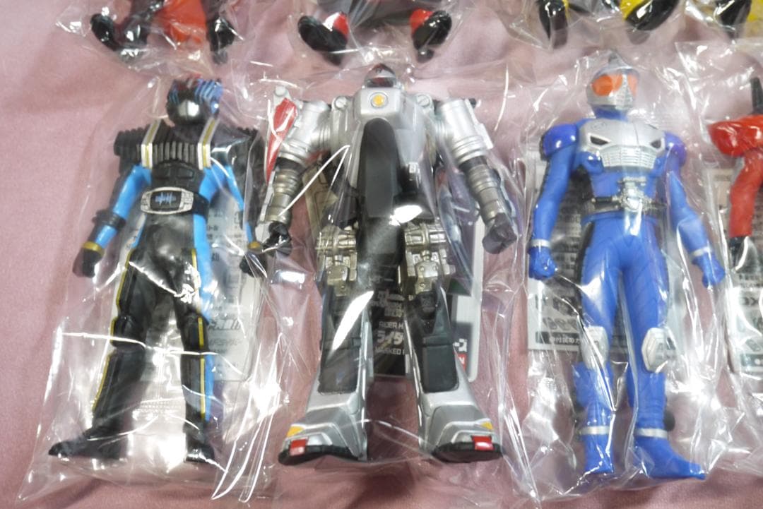 ライダーヒーローシリーズ　ウィザード・ダブルなど　タグ付きソフビ　24体