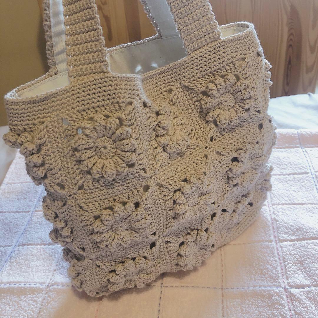 お花のハンドバッグ　ハンドメイド　グラニースクエア
