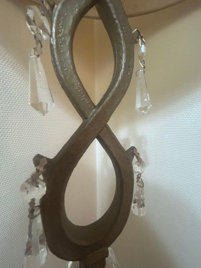 エレガントなベージュフロアスタンド