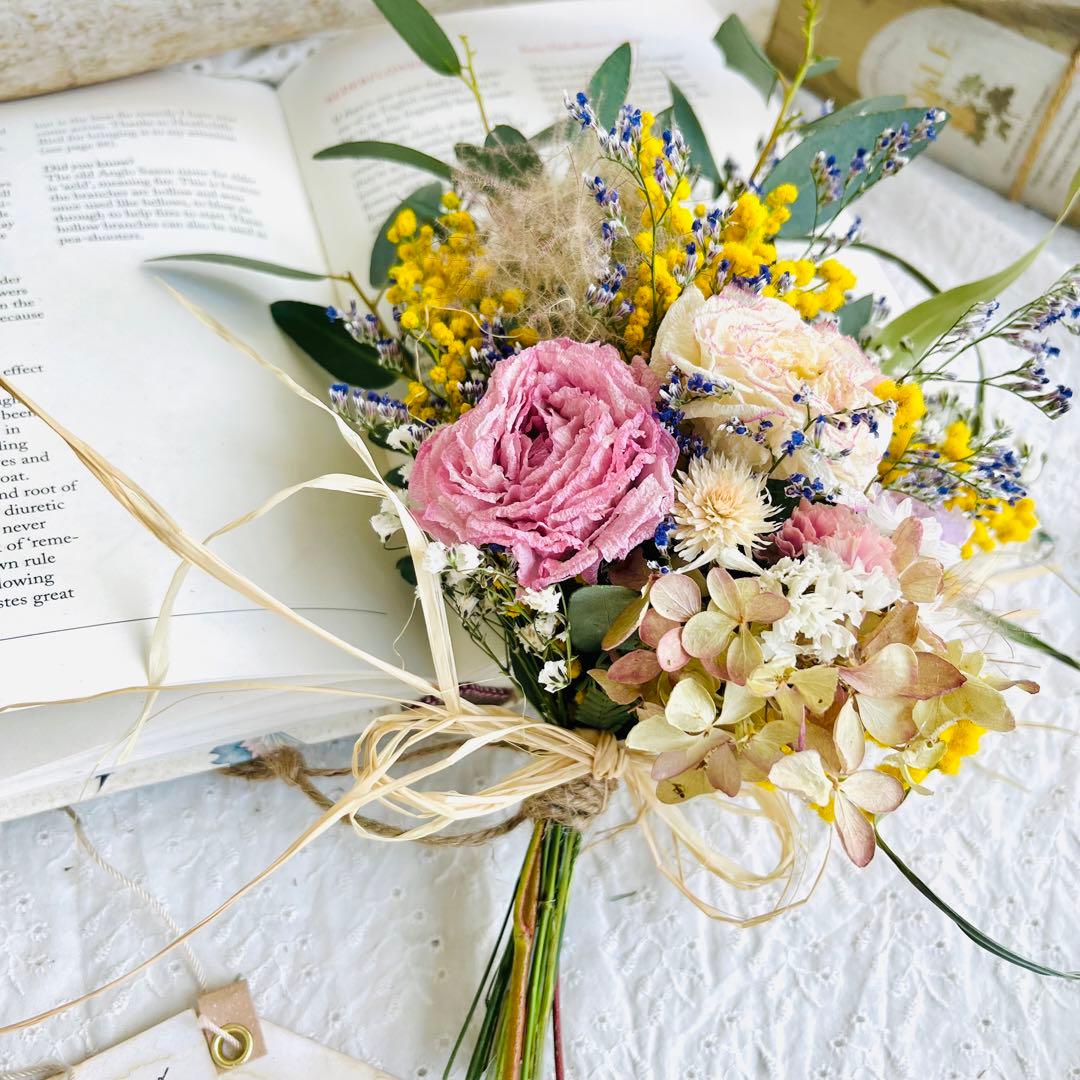 ドライフラワースワッグ　ラナンキュラス  ユーカリ　ミモザ　かすみ草　リース