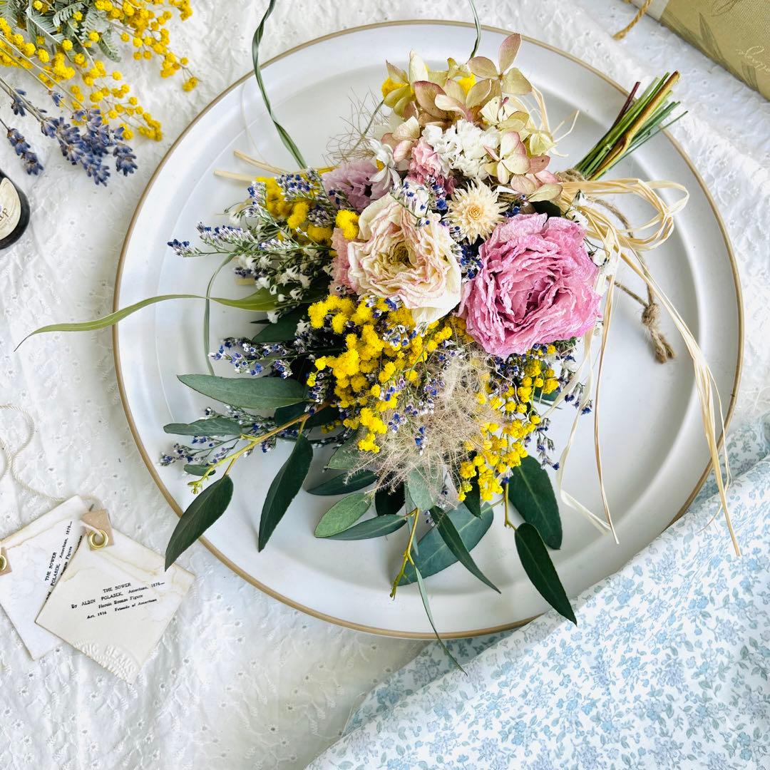 ドライフラワースワッグ　ラナンキュラス  ユーカリ　ミモザ　かすみ草　リース