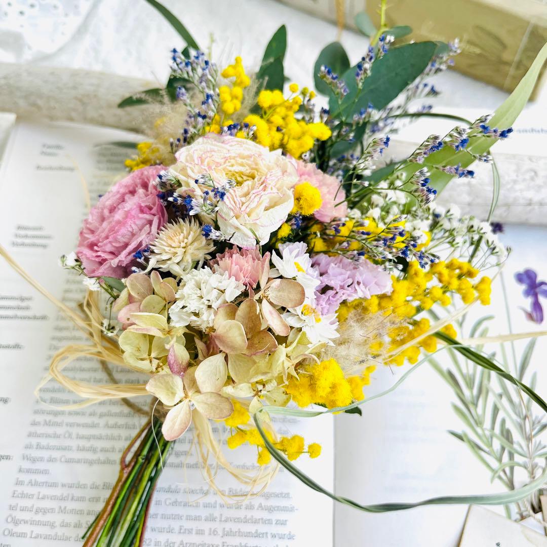 ドライフラワースワッグ　ラナンキュラス  ユーカリ　ミモザ　かすみ草　リース