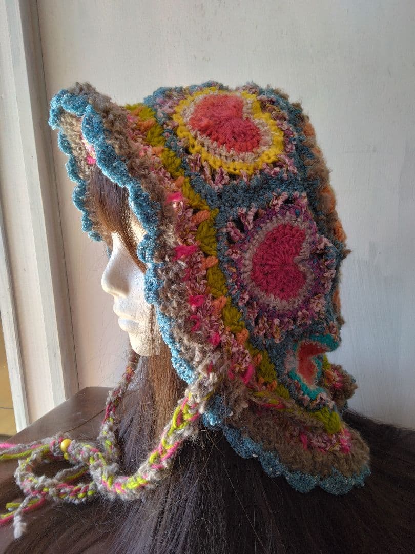 ハートモチーフのボンネット風帽子合わせ糸モコモコ帽子ハンドメイド