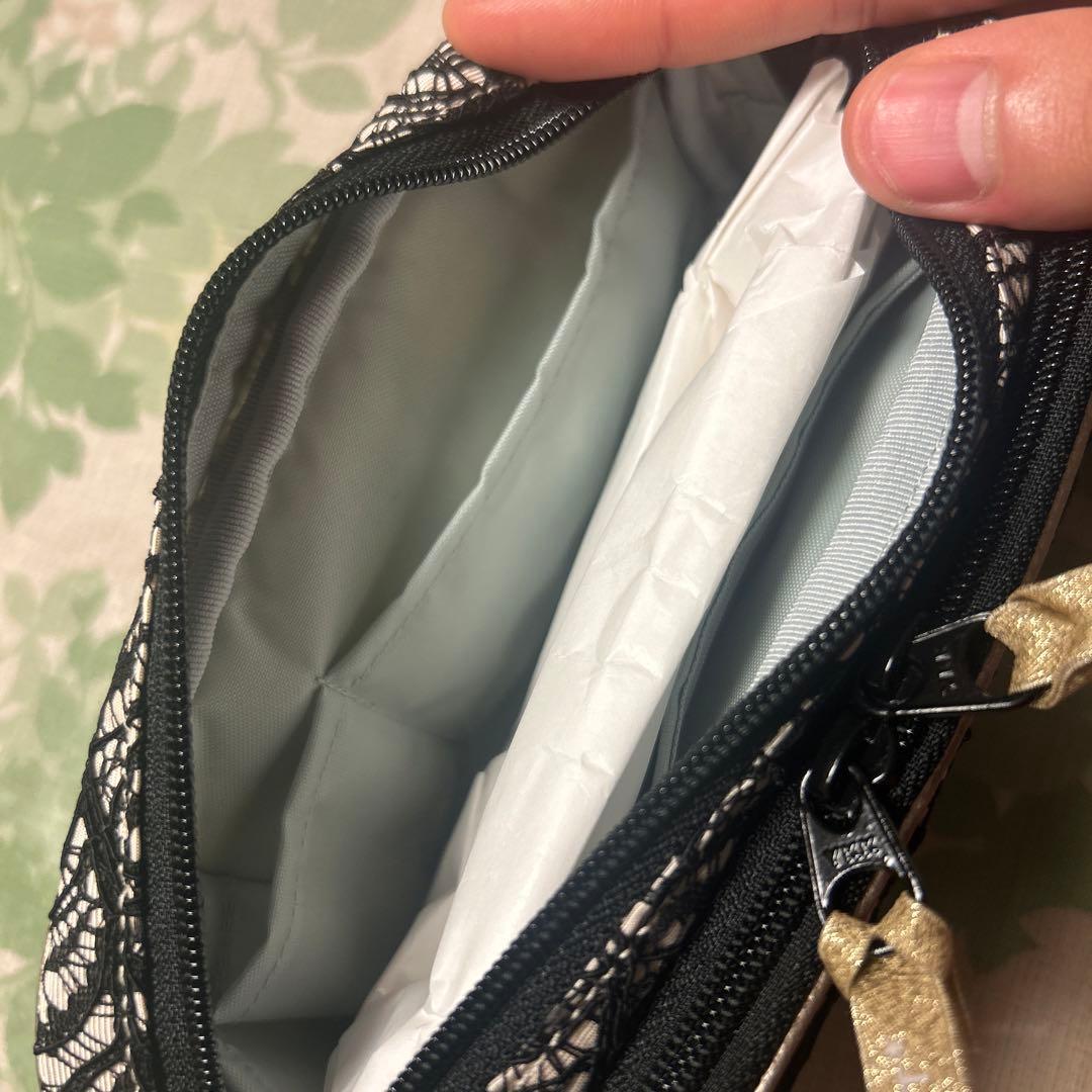 ARTISAN&ARTISTのポーチ