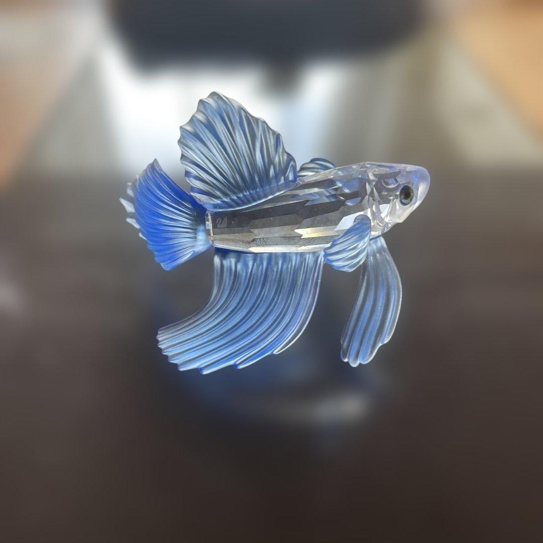 青色ガラス製ベタの装飾品 全長9㌢×高さ6㌢