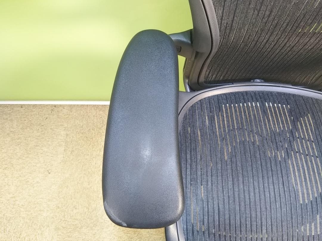 溶接エクレア　bk　アーロンチェア　Aサイズ　フル装備　レバー式可動肘