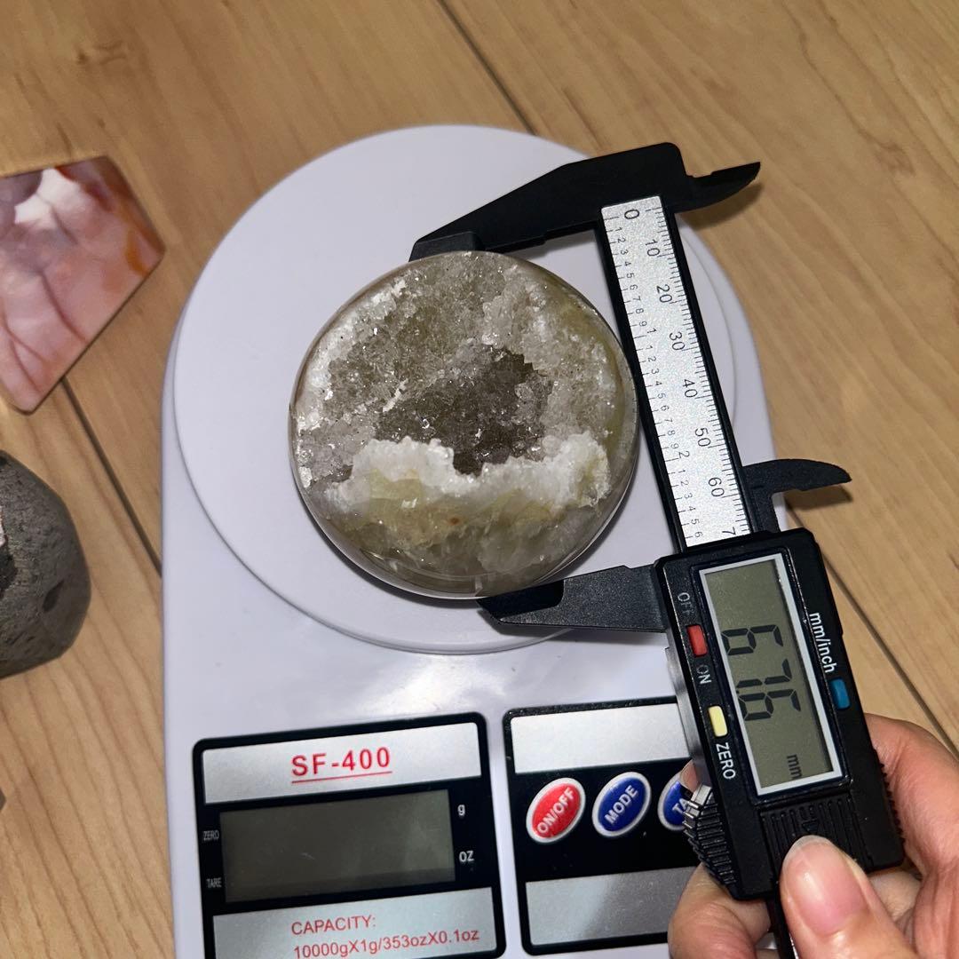 笑口 bigサイズ スフィア 瑪瑙 結晶 虹あり 67.6ミリ 364g