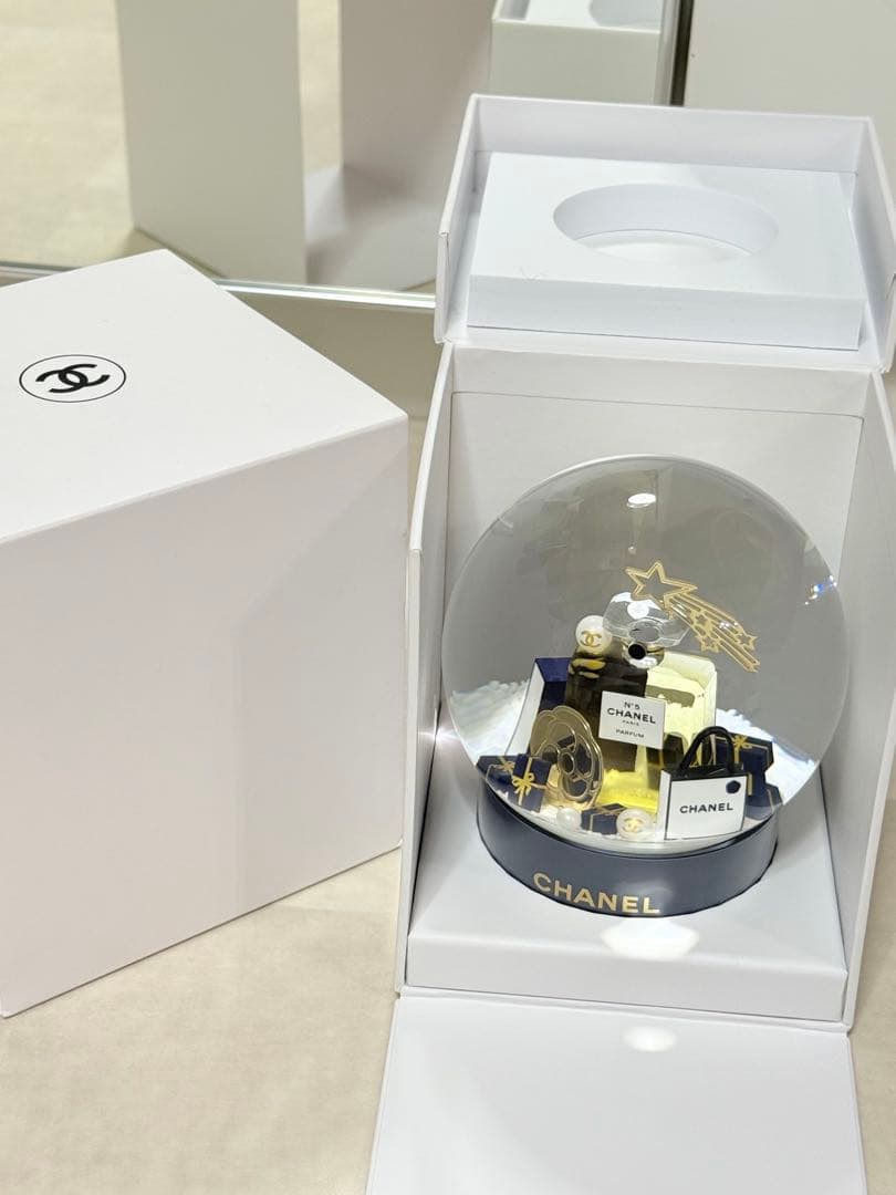 CHANEL スノードーム 2025年　ホリデー限定 新品 箱付き