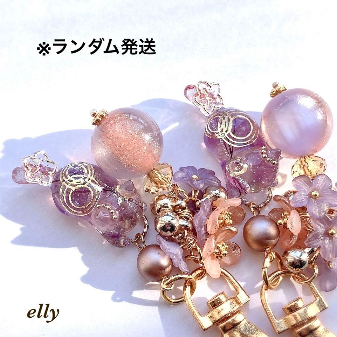 【ゆきゆっきー❄様】天然石　雪の結晶　じゃれ猫　ジャンピング猫　レジン　チャーム