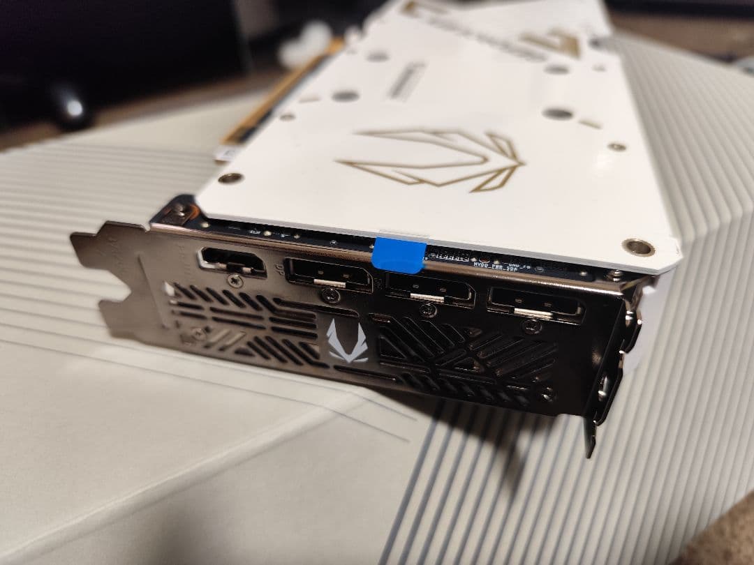 グラフィックボード・グラボ・ビデオカード ZOTAC GeForce RTX 5070 AMP White Edition