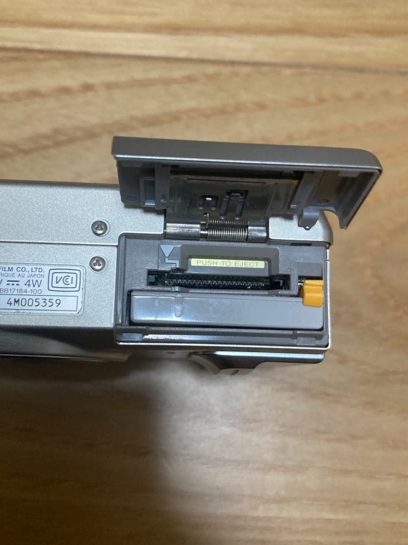 W) FUJIFILM FinePix F710 コンデジ