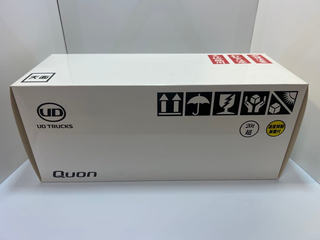 UDトラックス クオン 模型 大型トラック 精密モデル 箱あり スレ有　1/43
