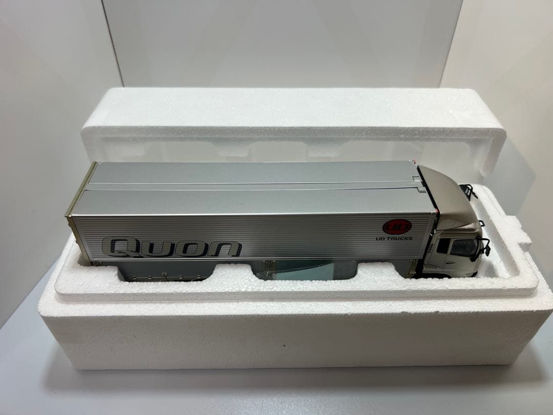 UDトラックス クオン 模型 大型トラック 精密モデル 箱あり スレ有　1/43