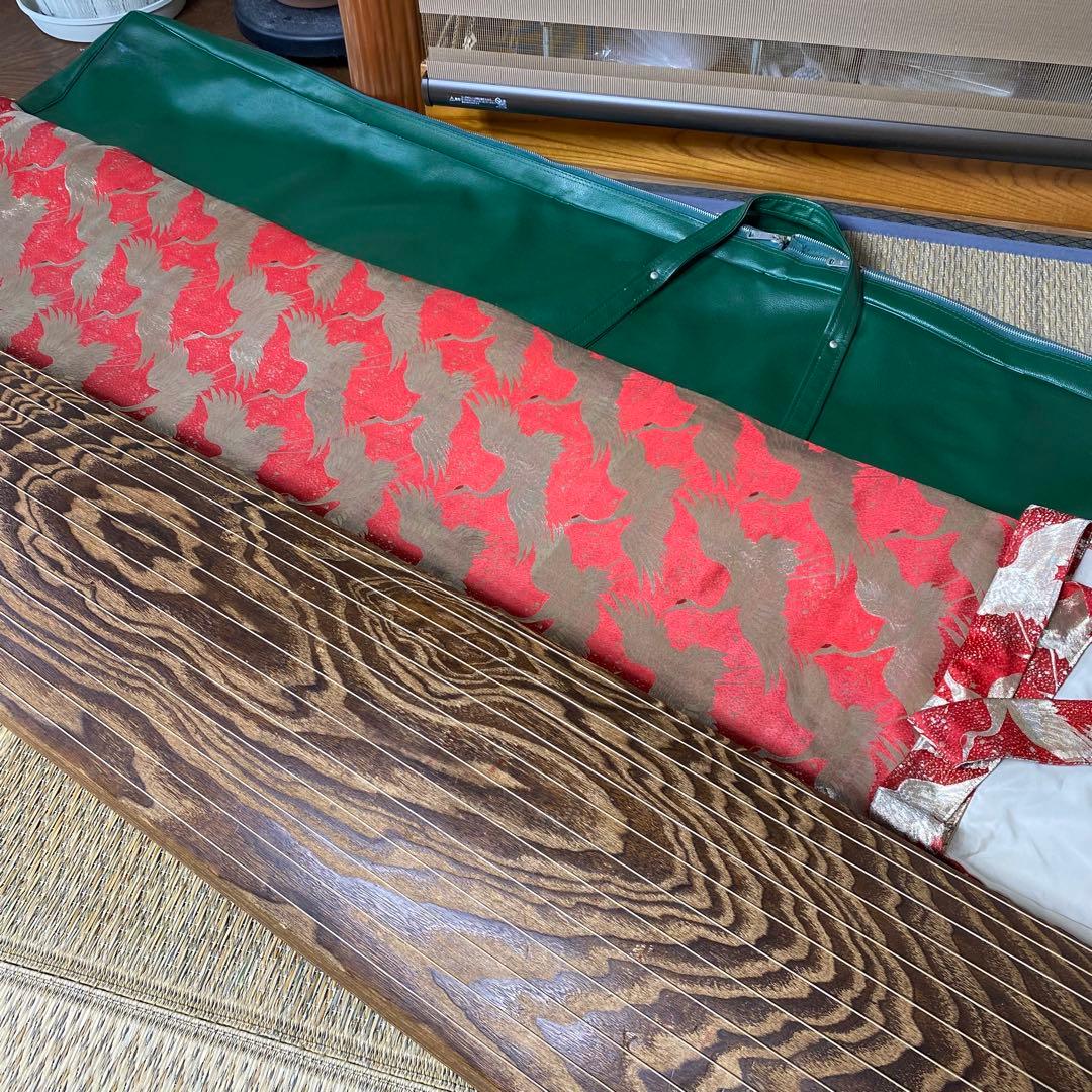 お琴　和楽器　くり甲　綾杉彫　【直接引き取り可能】 【送料込み条件有り】専用台付