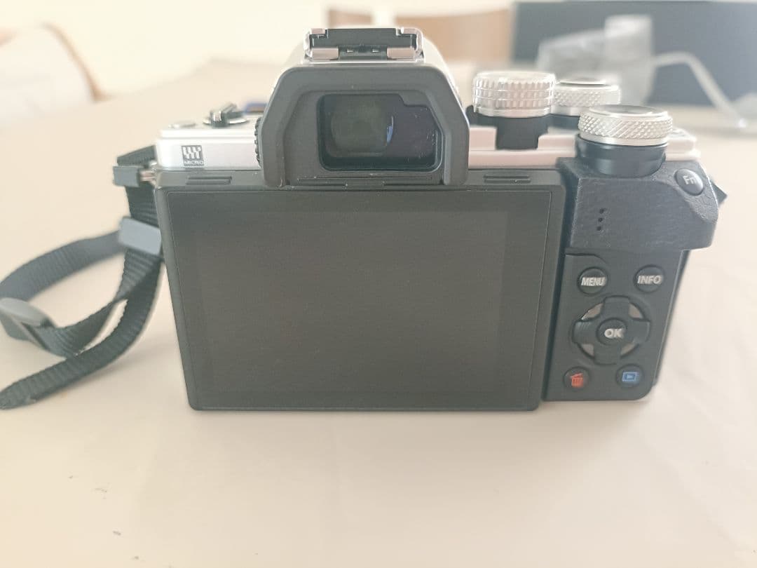 【ジャンク品】OLYMPUS OM-D E-M10