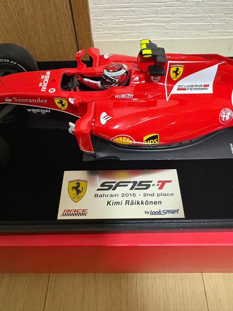 美品 1/18ルックスマートフェラーリSF15-T Kライコネン　バーレーンGP