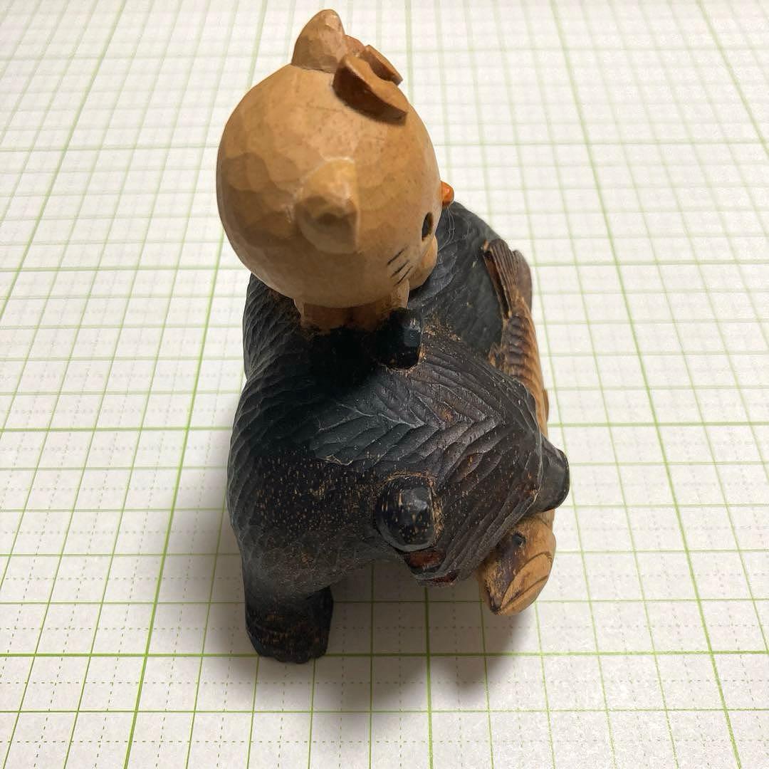レア　木彫り　鮭を咥えたクマに乗るハローキティ　サンリオ