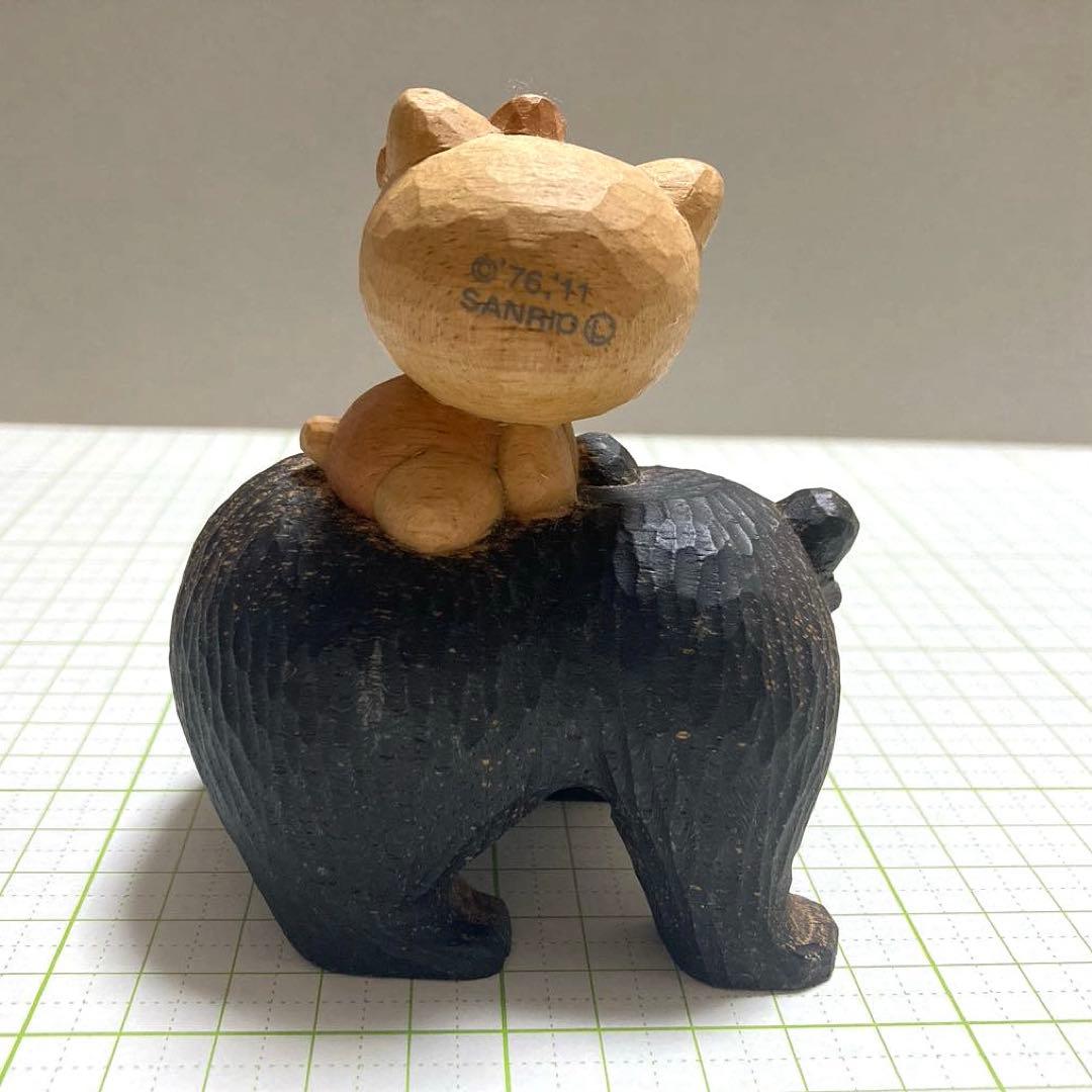 レア　木彫り　鮭を咥えたクマに乗るハローキティ　サンリオ