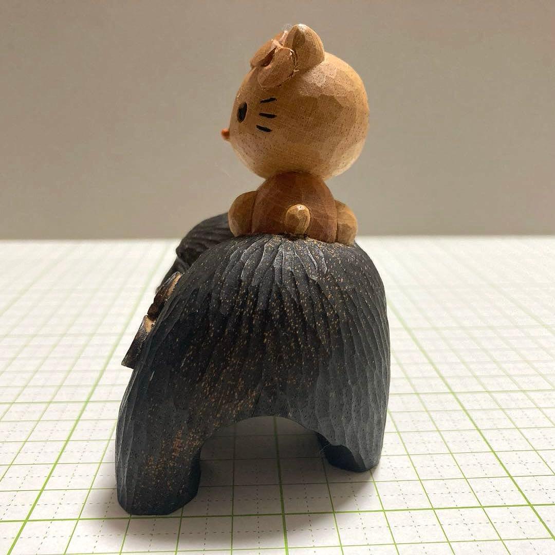 レア　木彫り　鮭を咥えたクマに乗るハローキティ　サンリオ