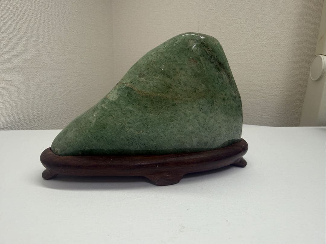 鑑賞石　インド　ヒスイ（翡翠） 木製台座付き