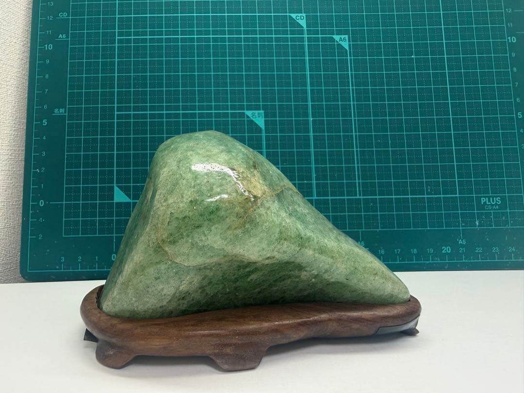 鑑賞石　インド　ヒスイ（翡翠） 木製台座付き